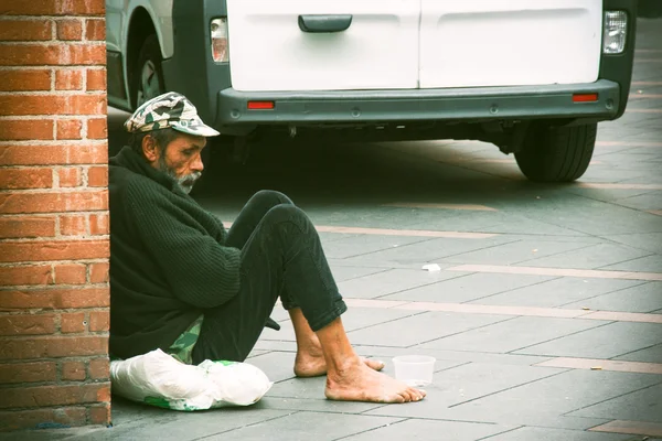 Hemlös man sitter på trottoaren i stadens centrala Toulouse — Stockfoto