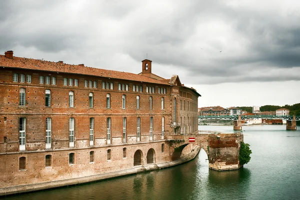 Historisches Gebäude im Zentrum von Toulouse in der Nähe des Flusses Garonne. hotel-dieu saint jacques, ehemaliges Krankenhaus aus dem 16. und 17. Jahrhundert am Ufer der Garonne. — Stockfoto