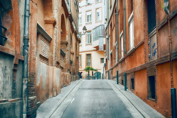 Toulouse eski binalar ile tarihi dar sokak