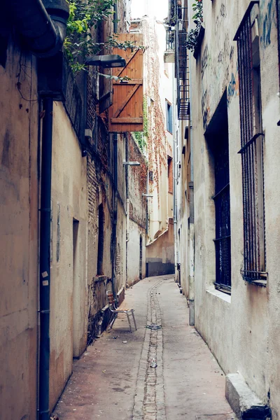 Узкая историческая улица со старыми зданиями в Тулузе — стоковое фото