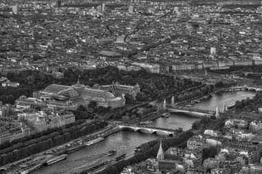 Eyfel Kulesi Paris, Fransa'da köprülerden görünümünü. Siyah ve beyaz.