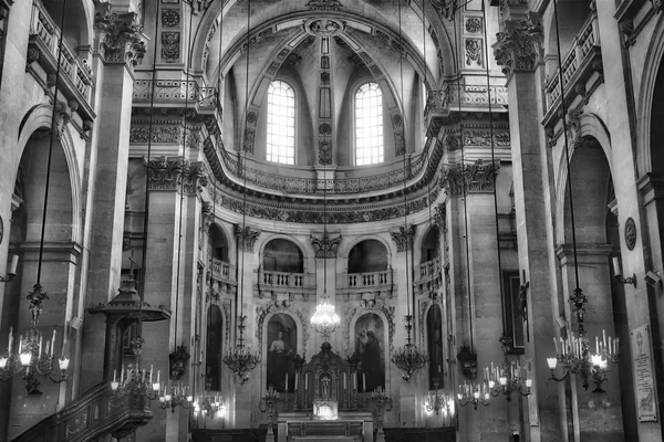 Εσωτερικοί χώροι και αρχιτεκτονικές λεπτομέρειες από την εκκλησία Saint-Paul Saint-Louis στο Παρίσι, Γαλλία. Μαύρο και άσπρο. — Φωτογραφία Αρχείου