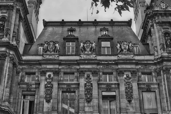 Starý francouzský house s tradičními balkony a okna. Paříž, Francie. Černá a bílá. — Stock fotografie