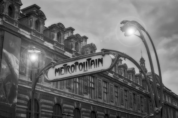 Um sinal de metro tradicional em Paris França. Preto e branco . — Fotografia de Stock