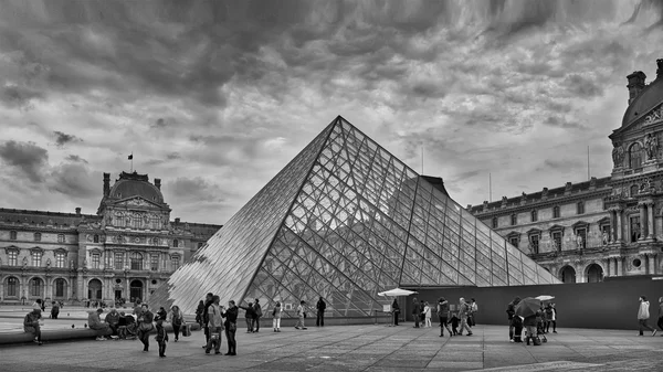 A pirâmide do museu do Louvre ao pôr-do-sol em Paris, França. Preto e branco . — Fotografia de Stock