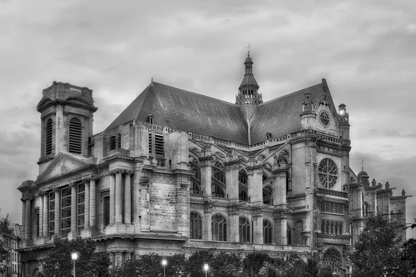 Gótikus katolikus katedrális Notre-Dame de Paris, France, az egyik a világ legnagyobb és jól ismert egyházak. Fekete-fehér. — Stock Fotó