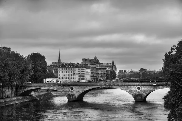 Floden Seine i Paris franska capitol. Svart och vitt. — Stockfoto