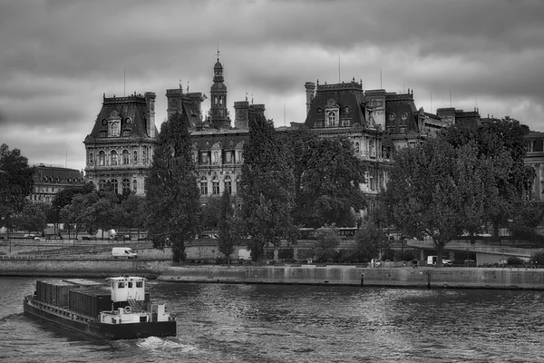 Beskåda av Hotel de Ville (stadshuset) i Paris. Svart och vitt. — Stockfoto