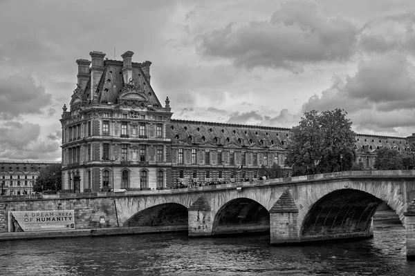 Syn på Louvren och Pont des arts, Paris - Frankrike. Svart och vitt. — Stockfoto