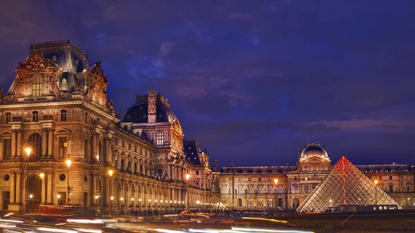 O museu é um dos maiores museus do mundo e um monumento histórico. Um marco central de Paris . — Fotografia de Stock