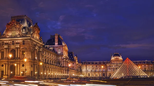 Müzenin dünyanın en büyük müzeleri ve tarihi bir anıt biridir. Paris'in merkezi bir dönüm noktası. 