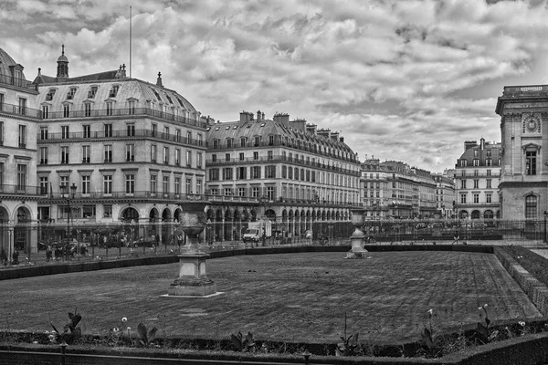 与传统的阳台和窗户的古老的法国房子。巴黎，法国。黑色和白色. — 图库照片