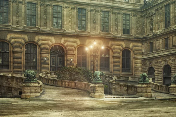 Escadaria do edifício do Louvre em Paris, França . — Fotografia de Stock