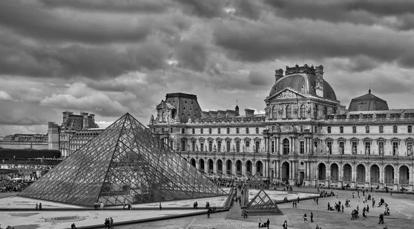 Louvre museum pyramiden vid solnedgången i Paris. Svart och vitt. — Stockfoto