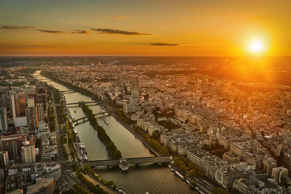 Visa av broar från Eiffeltornet i Paris, Frankrike — Stockfoto
