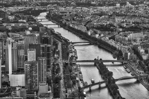 Vy över broarna från Eiffeltornet i Paris. Svart och vitt. — Stockfoto