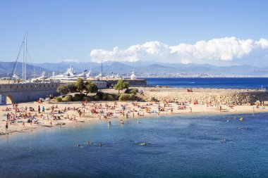 Mavi deniz ve yüzücüler Antibes bir plajda, Fransız Rivierası, Fransa