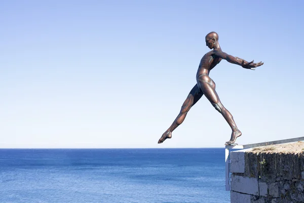 Скульптура Ніколя Лаваренне, повітряні скульптури цього міжнародного художника на валів Антіб протягом цього літа. — стокове фото