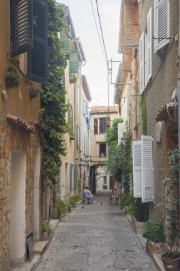  Antibes, Cote Azur, Fransa'da dolaşık evleriyle pitoresk sokak