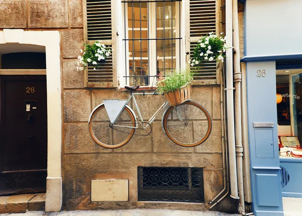 Gata i den gamla staden Antibes i Frankrike. — Stockfoto