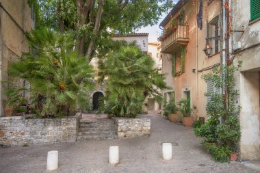 Sokak eski şehir Antibes Fransa.