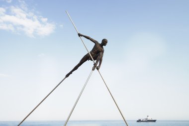  adam. Antibes bronz heykel.
