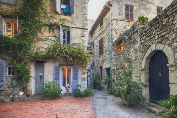 Rua na cidade velha Antibes na França . — Fotografia de Stock