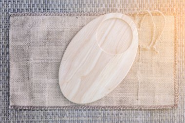 Bir fincan ve snack için çuval arka plan boş ahşap altlığı.