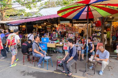 Bangkok, Tayland - 14 Şubat 2016: Birçok halklar Jatujak hafta sonu market, Tayland, açık Cumartesi ve Pazar bigest hafta sonu pazarda Tay tarzında kahve içiyorsun.