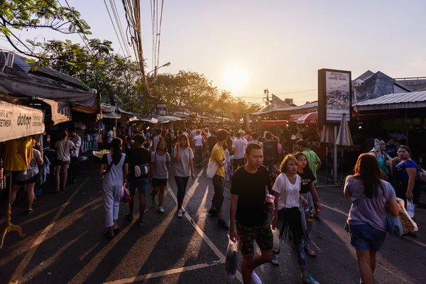 Bangkok Tailandia 2016 Febrero Muchas Personas Viajan Compran Mercado Fin —  Fotos de Stock