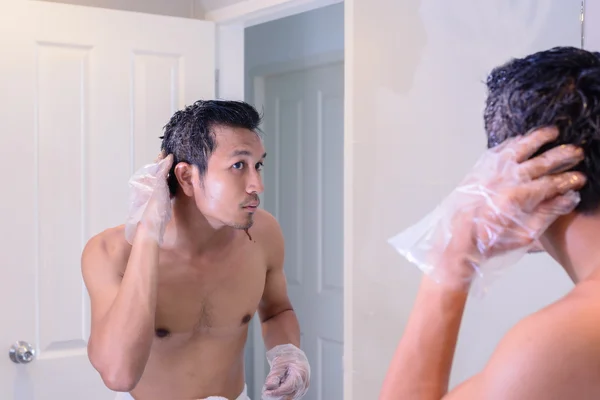 Homem Limpeza Após Coloração Cabelo Por Mesmo Com Espelho — Fotografia de Stock