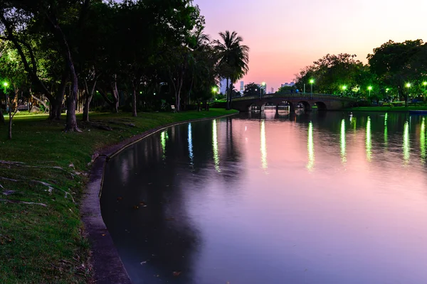 Lago Urbano Puente Con Reflexión Nocturna Verano — Foto de Stock