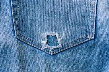 Mavi kot kot pantolon cebinde, vintage doku yırtılmış.