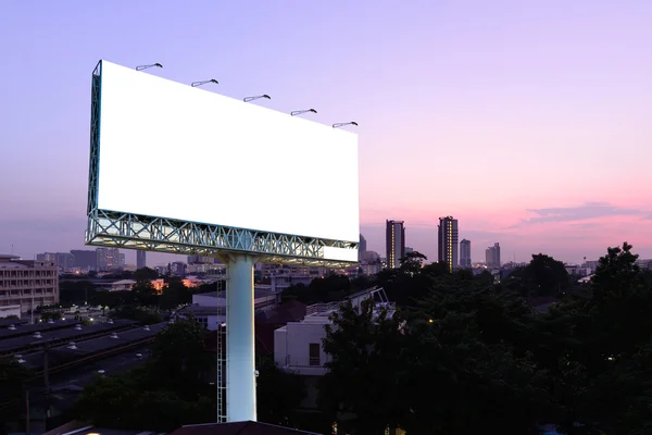 广告与城市景观日落背景空白广告牌 — 图库照片