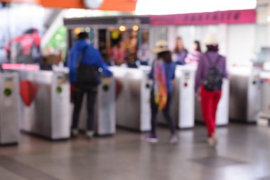 Bulanık halklar otomatik bilet makinasıyla tren istasyonunda.