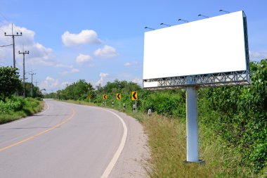 Boş billboard reklam mavi gökyüzü ile windig road yakınındaki için.
