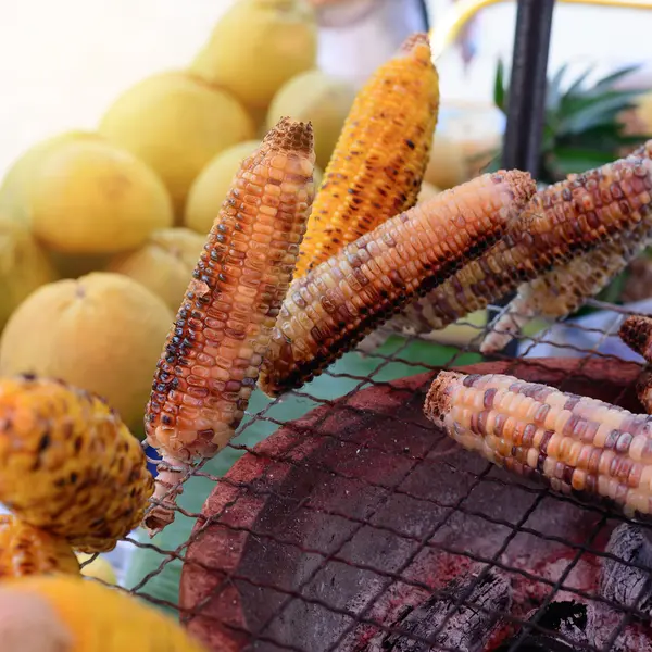 Delicioso maíz dulce a la parrilla . —  Fotos de Stock