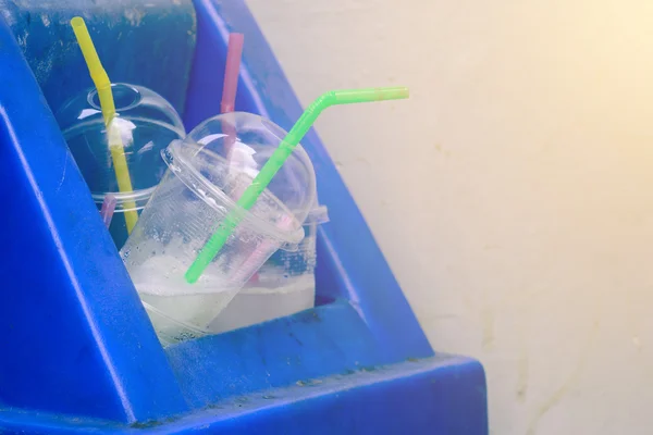 Desbordamiento de vidrio para beber en el bote de basura . — Foto de Stock