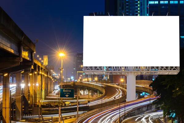 Panneau d'affichage vierge près de l'autoroute la nuit pour la publicité . Photo De Stock