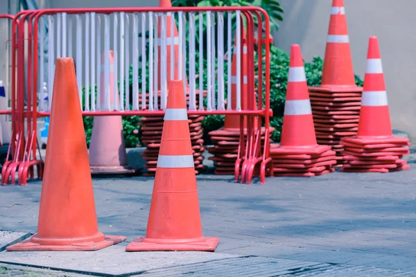 Uso Cono Tráfico Barricada Metálica Para Protección Del Área Construcción — Foto de Stock