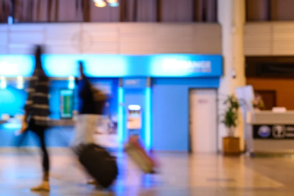 Borroso de pasajeros caminando en el salón del aeropuerto . — Foto de Stock