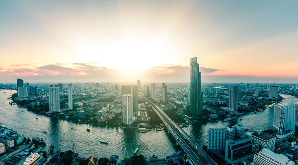 Panoramic view of Bangkok city riverfront skyline cityscape in Thailand. — Stock Photo, Image