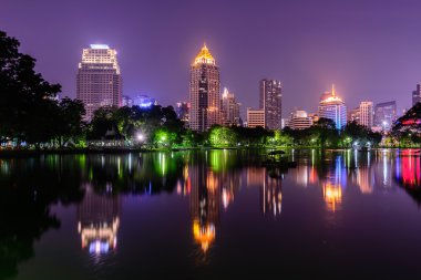 Bangkok manzarası ve su yansıması ile kentsel Gölü yaz aylarında.