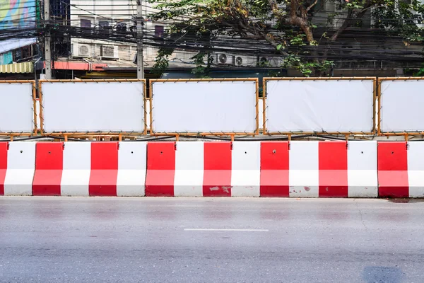 Barreira Concreto Vermelho Branco Construção Estradas — Fotografia de Stock