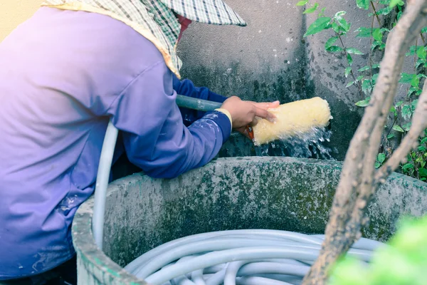 Vrouw werknemer een roller schoonmaken na het werk. — Stockfoto