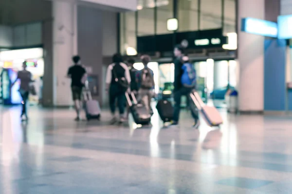 Desfocado de viajantes caminhando no lounge do aeroporto . — Fotografia de Stock