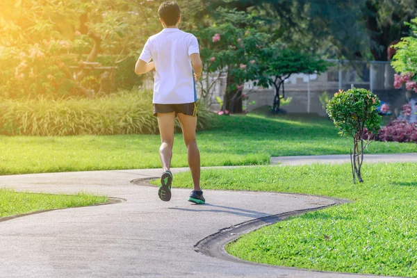 A városi futópályán ember maratonfutó. — Stock Fotó