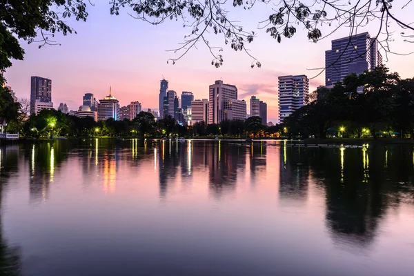 El horizonte de Bangkok y el reflejo del agua con el lago urbano en verano . — Foto de Stock