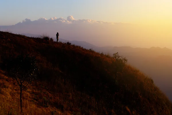 Silhouette homme randonneur prendre une photo de vue sur la montagne . — Photo