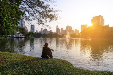 Lake City yakınlarında oturan kadın arka.